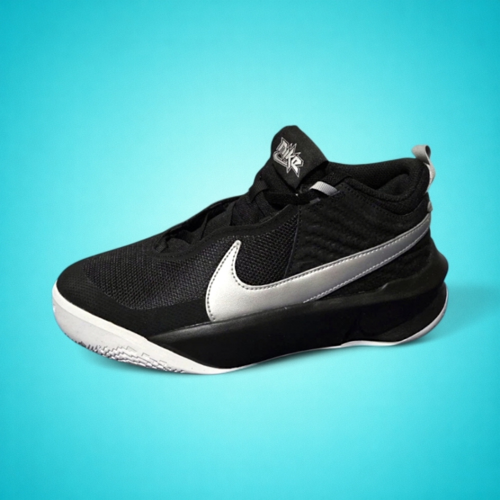 New Boys' Nike Team Hustle D 10 Black Shoes, Size 5.5Y.  Fast Shipping!!